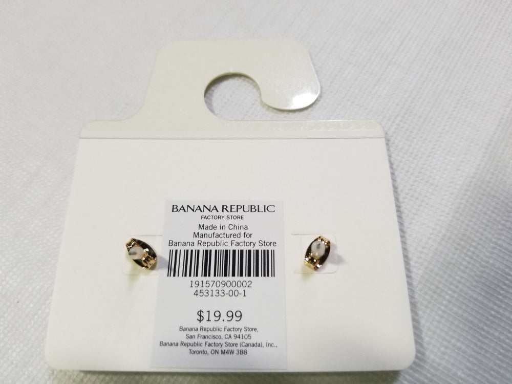 Shell stud earrings Gold Tone