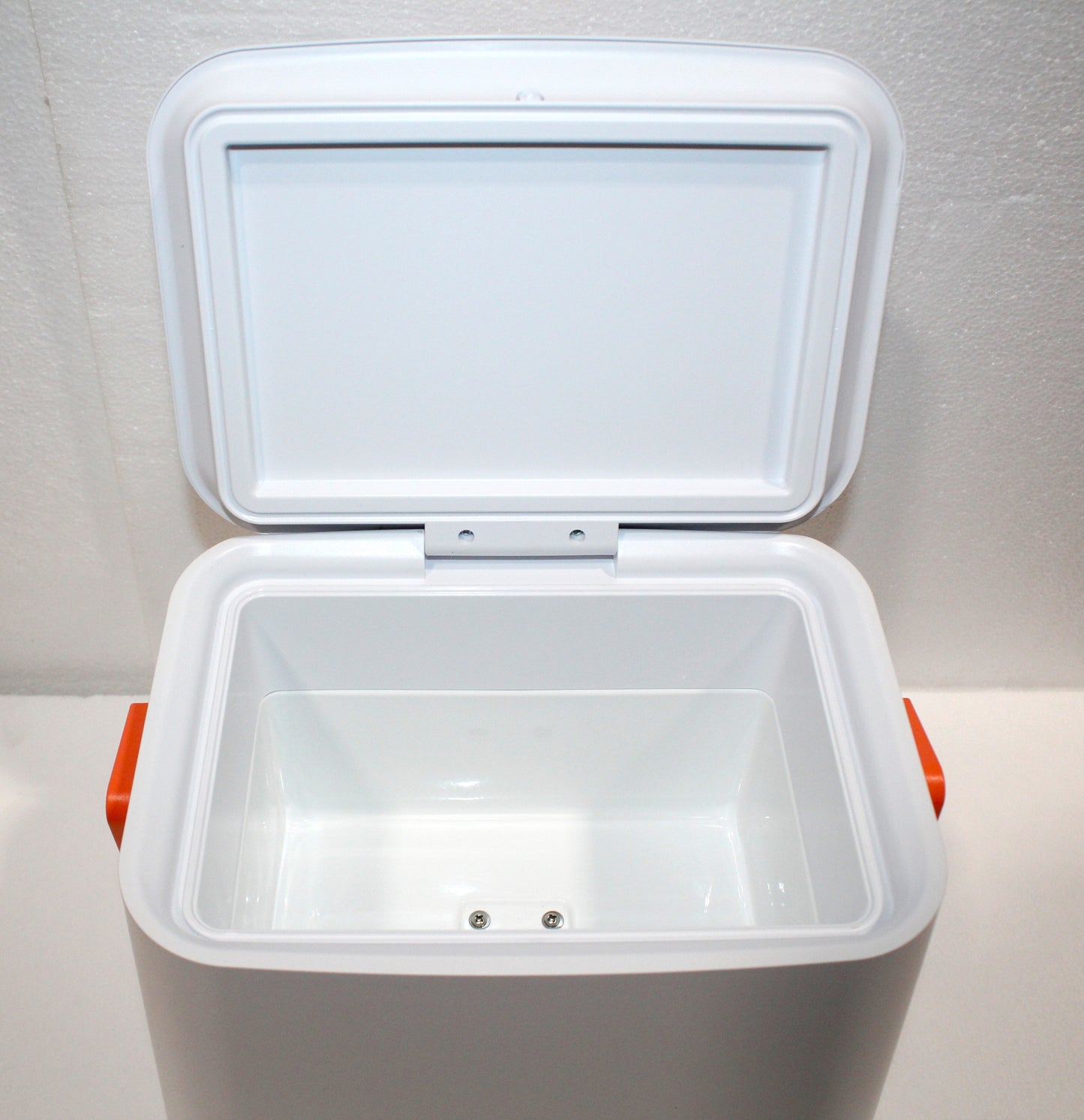 Frigidaire 6-Can Retro Top-Opening Portable Beverage Mini Fridge/Cooler EFMIS308-WHITE