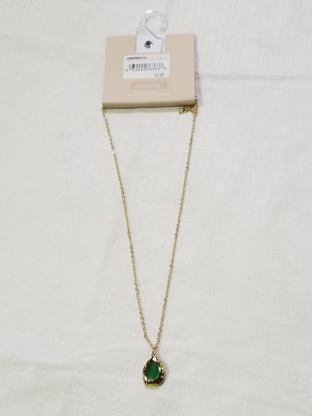 NECKLACE WITH GREEN PENDANT