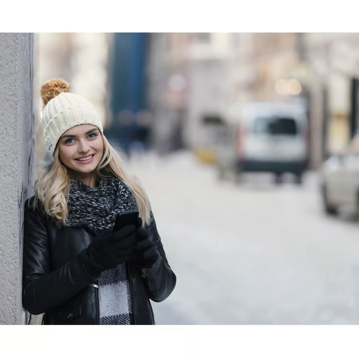 iLive Wireless Knit Cap with Pom-Pom and Built-in Speaker IAKB48CW