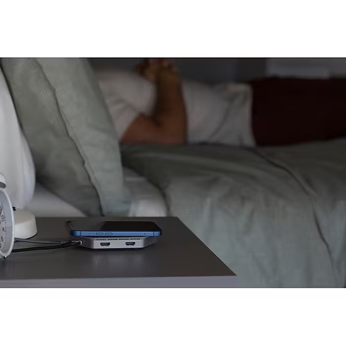 Philips Elite Plus USB-C Docking Station w/ Qi Charging, 2x USB 3.0 ports that transfer data up to 5Gbps, USB Type-C 100W laptop charging port - DLK9121C/27
