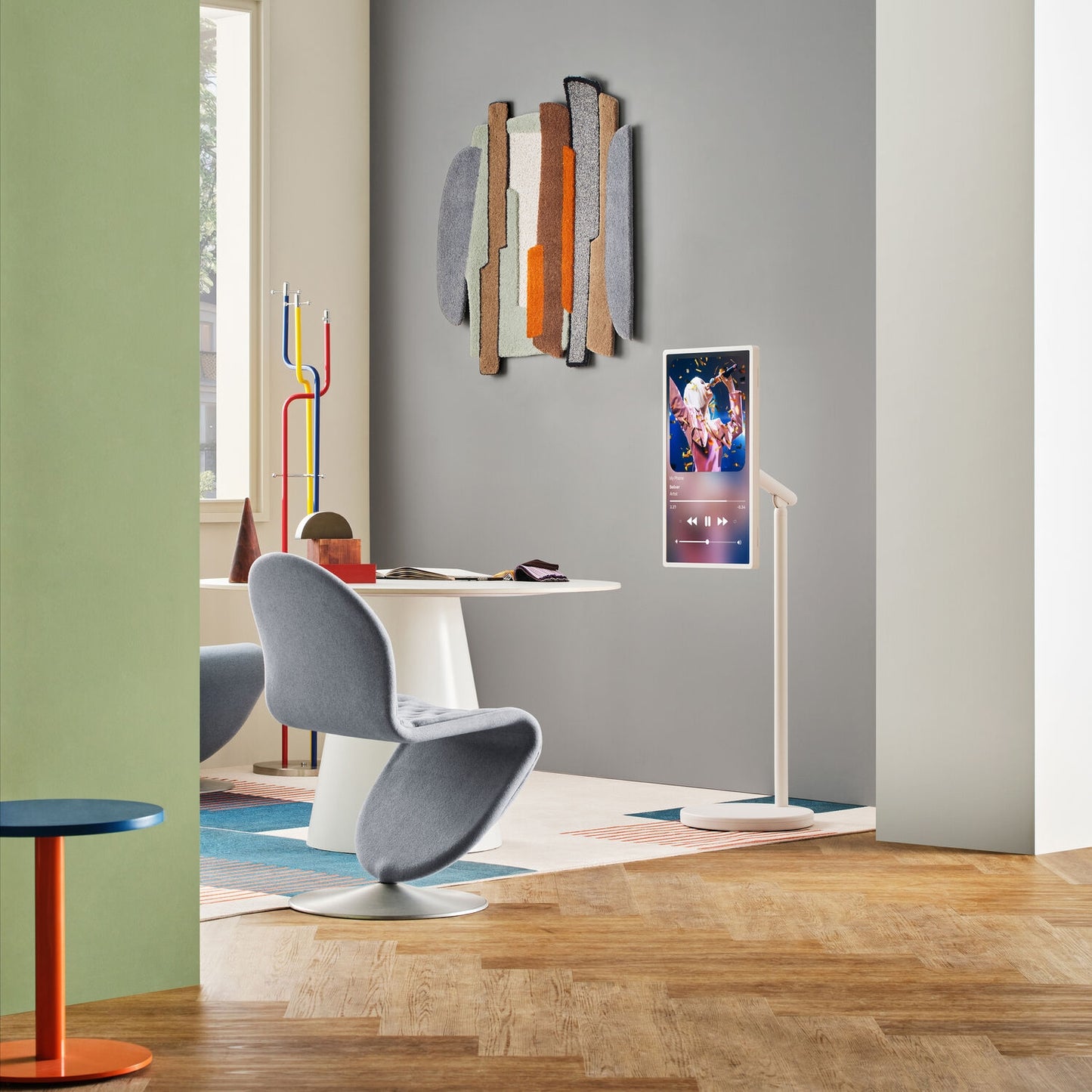 LG StanbyME 2 27" QHD HDR Smart LED Rollable Wireless Touchscreen TV 27LX6TYGA