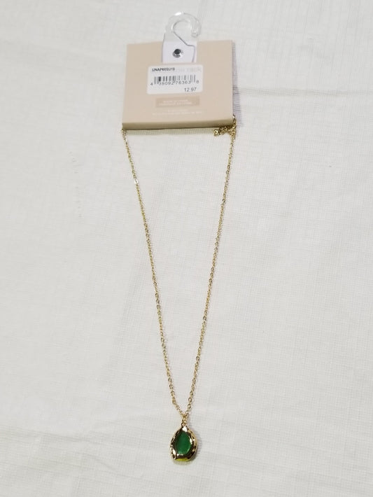 NECKLACE WITH GREEN PENDANT