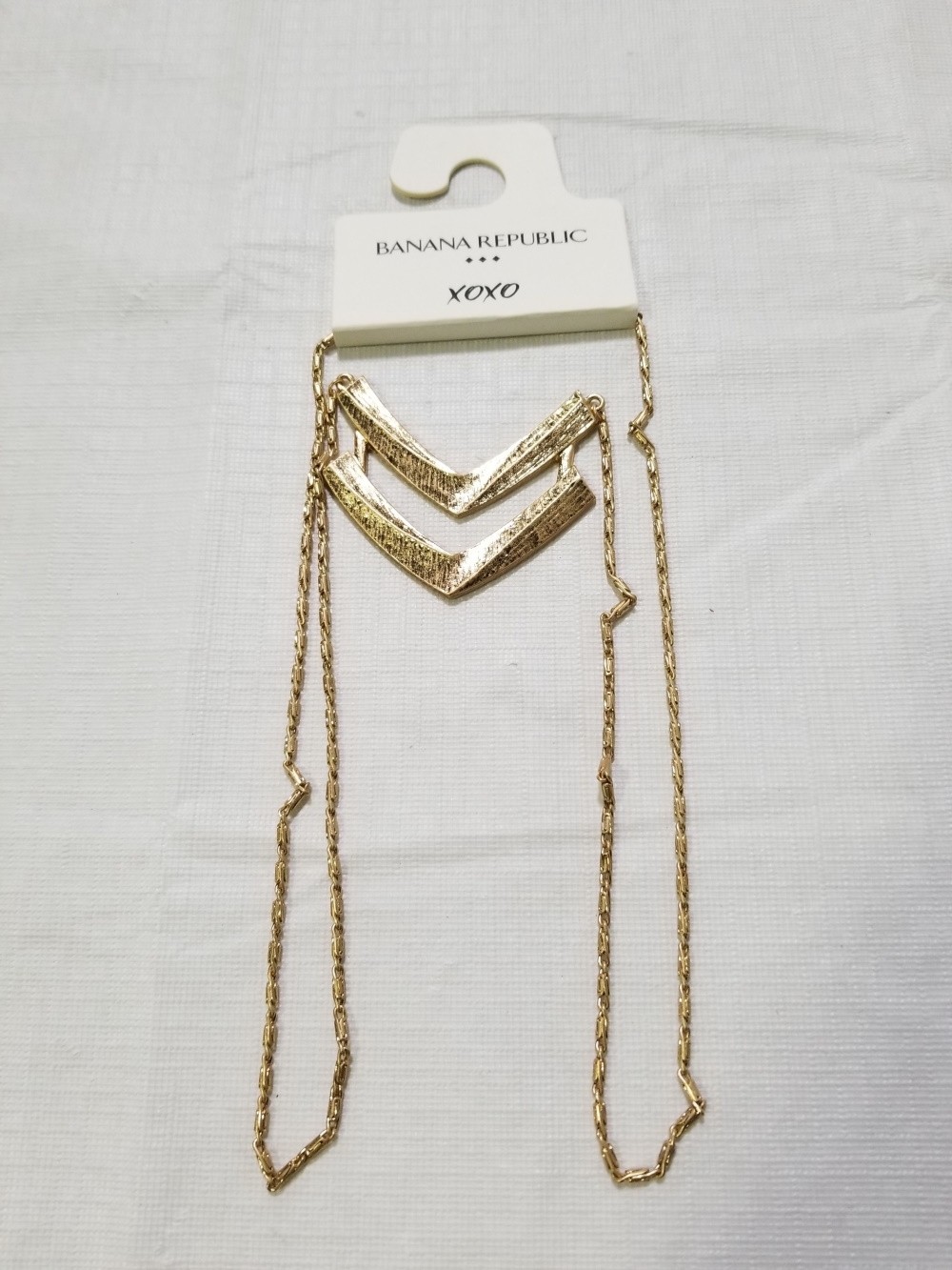 CHAIN WITH DOUBLE V PENDANT